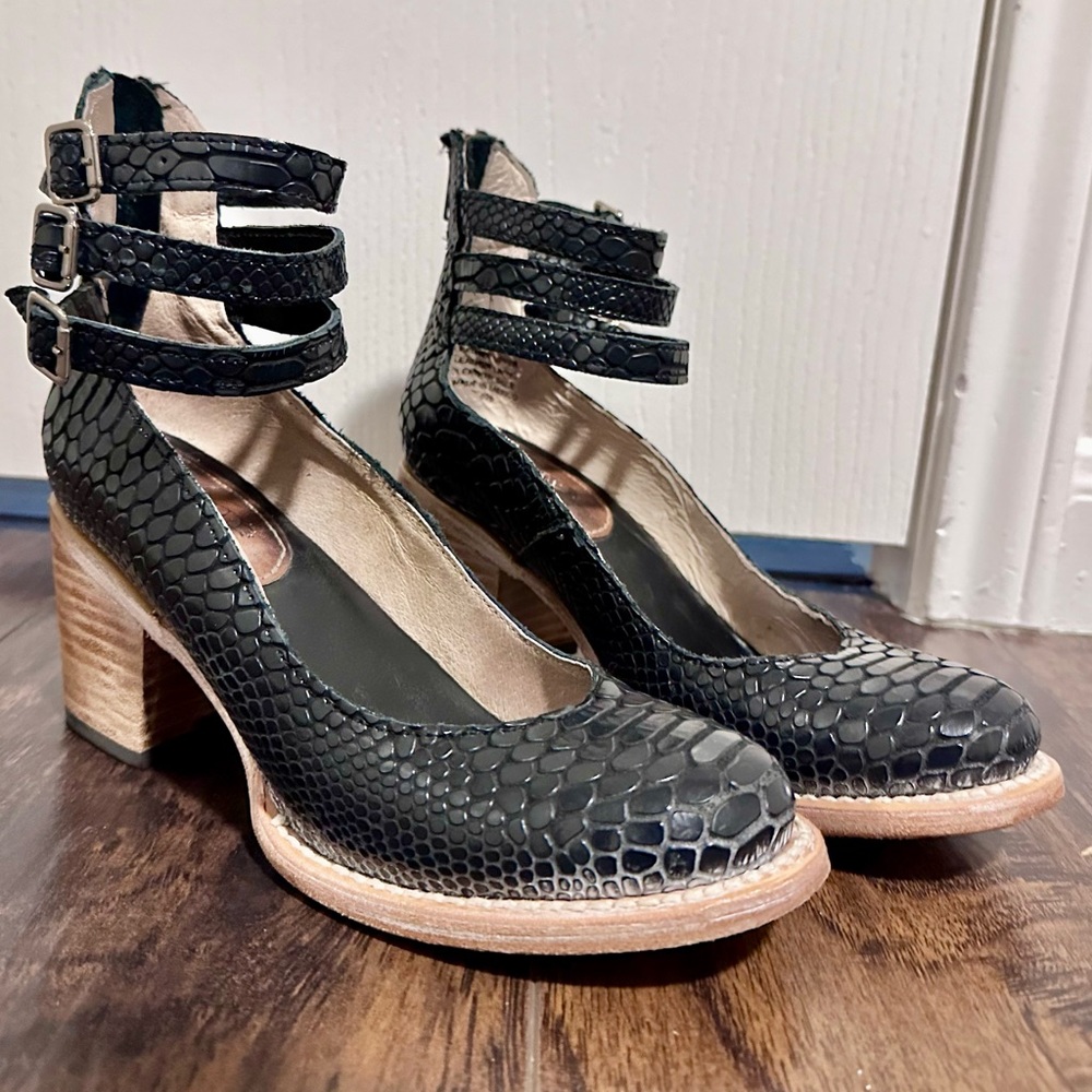 Freebird Randi black snakeskin sz7